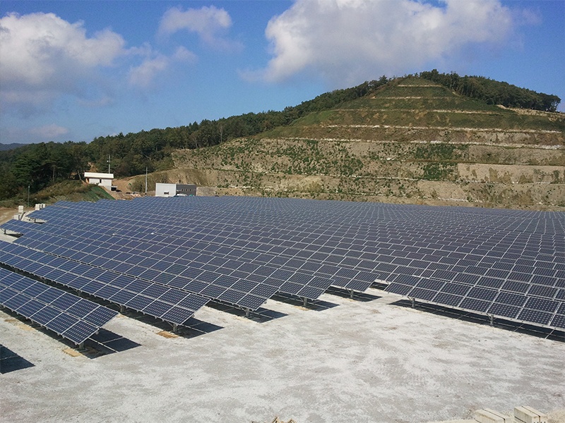 Système solaire relié au réseau Restar 300KWp monté au sol en République du Laos, juillet 2008.