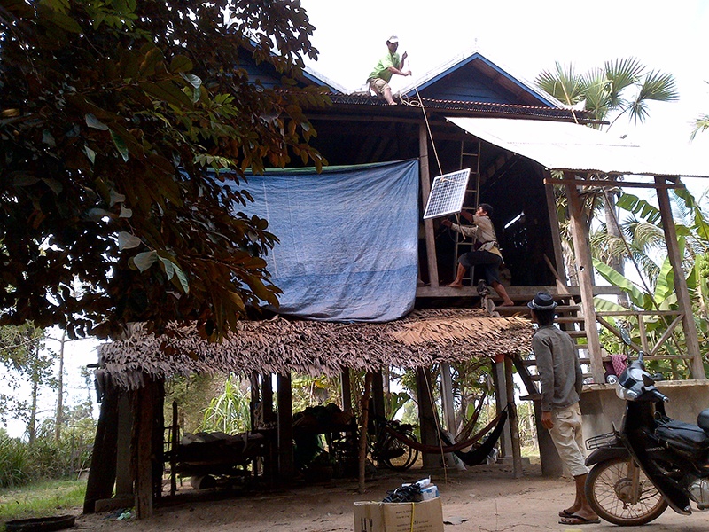 Systèmes solaires hors réseau des ménages Restar 5000 ensembles au Cambodge, juillet 2011.
