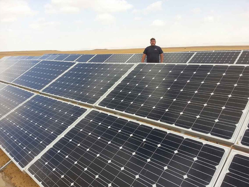 Centrale solaire au sol Restar 78KW à Alexandrie, Égypte, mai 2015.